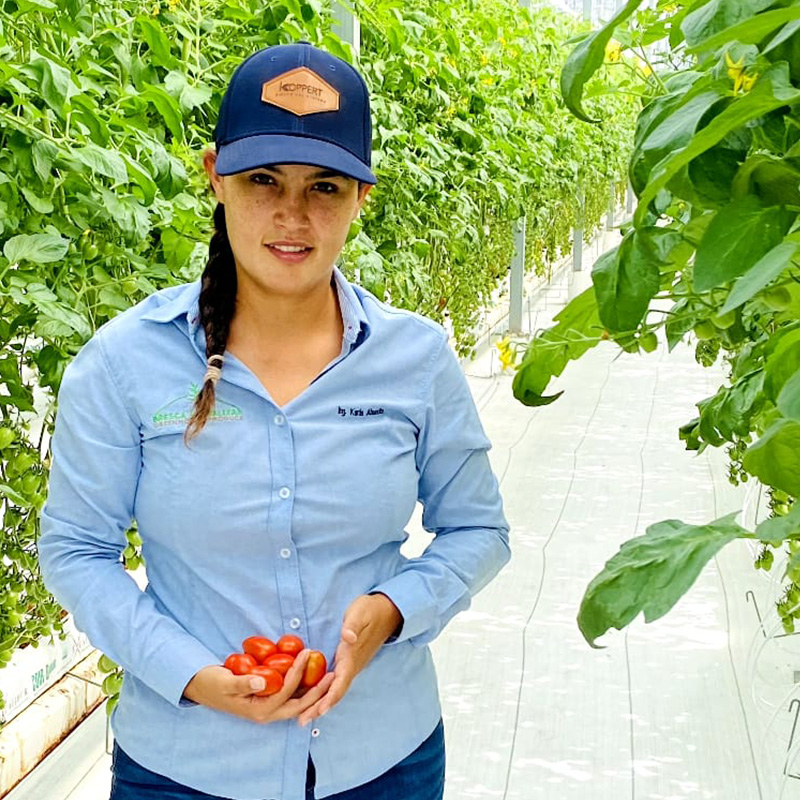 800X800-Karla_Bresca-standing